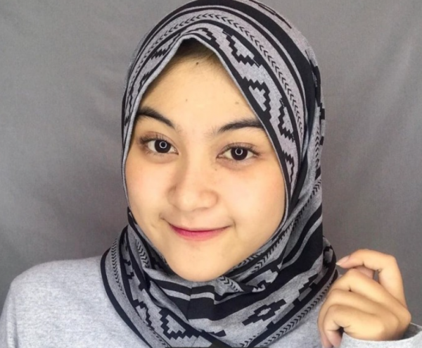 Hijab sporty dengan warna monokrom